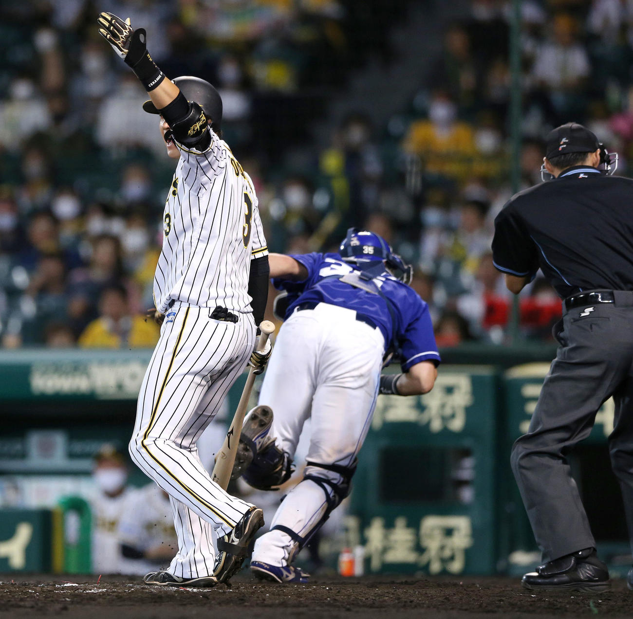 阪神対中日　6回表阪神2死二、三塁、大山（左）はロドリゲスの暴投で三走近本へ本塁進塁を呼びかける（撮影・上山淳一）