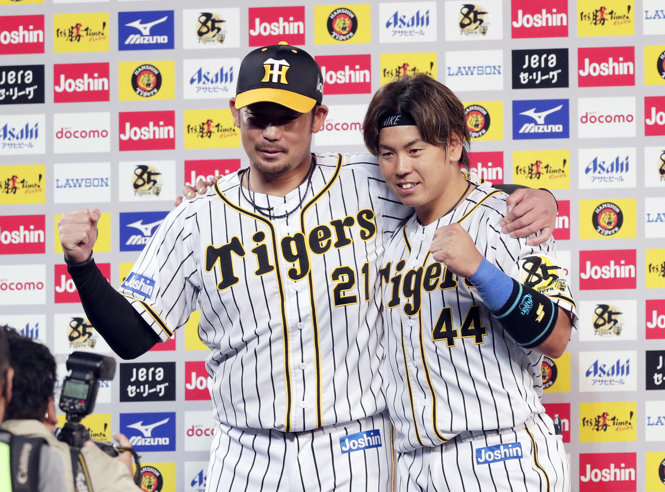 ヒーローインタビューを終え、肩を組みガッツポーズする岩田（左）と梅野（撮影・前田充）