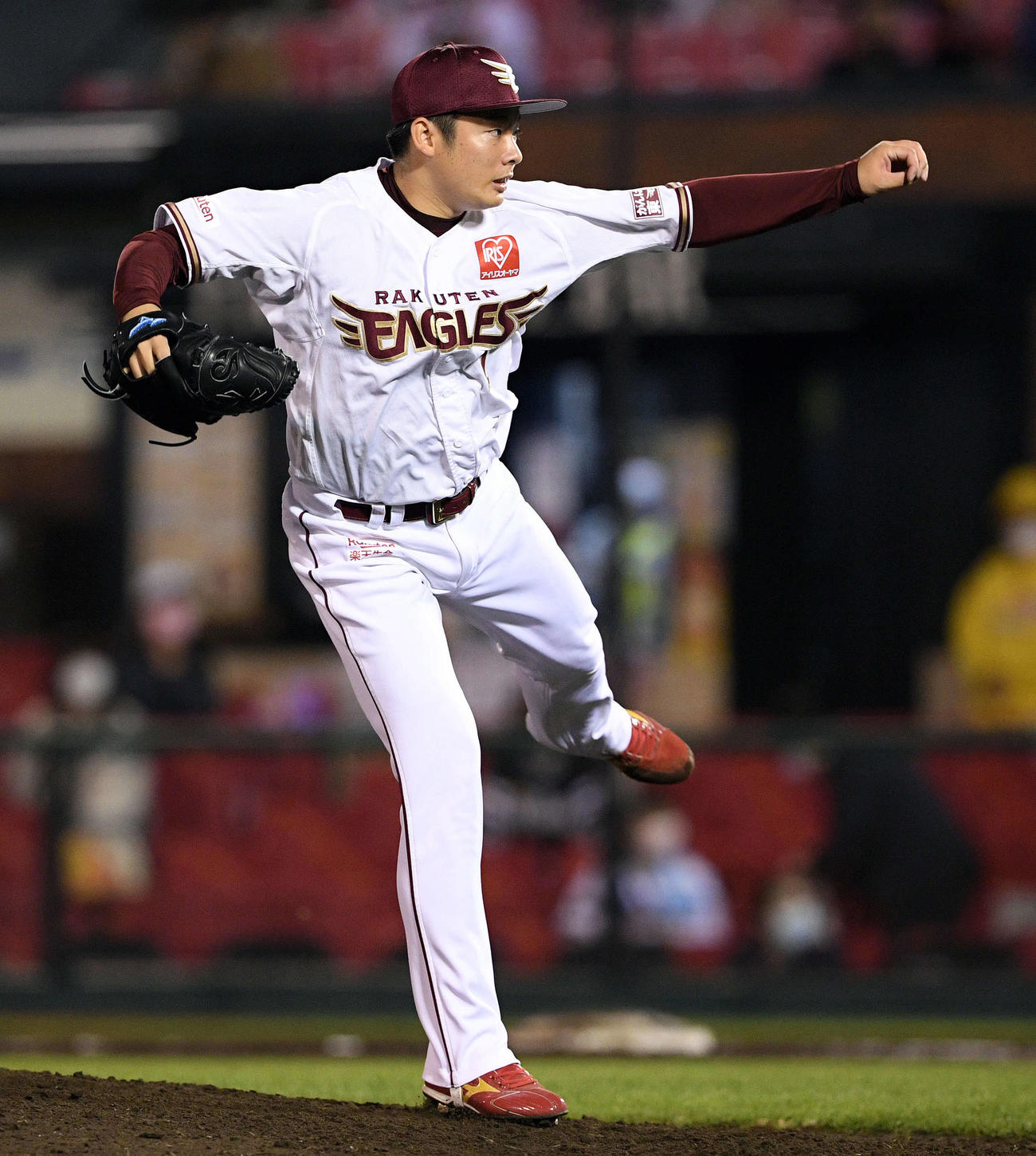 楽天対ソフトバンク　7回表、楽天2番手で投球する松井（撮影・滝沢徹郎）