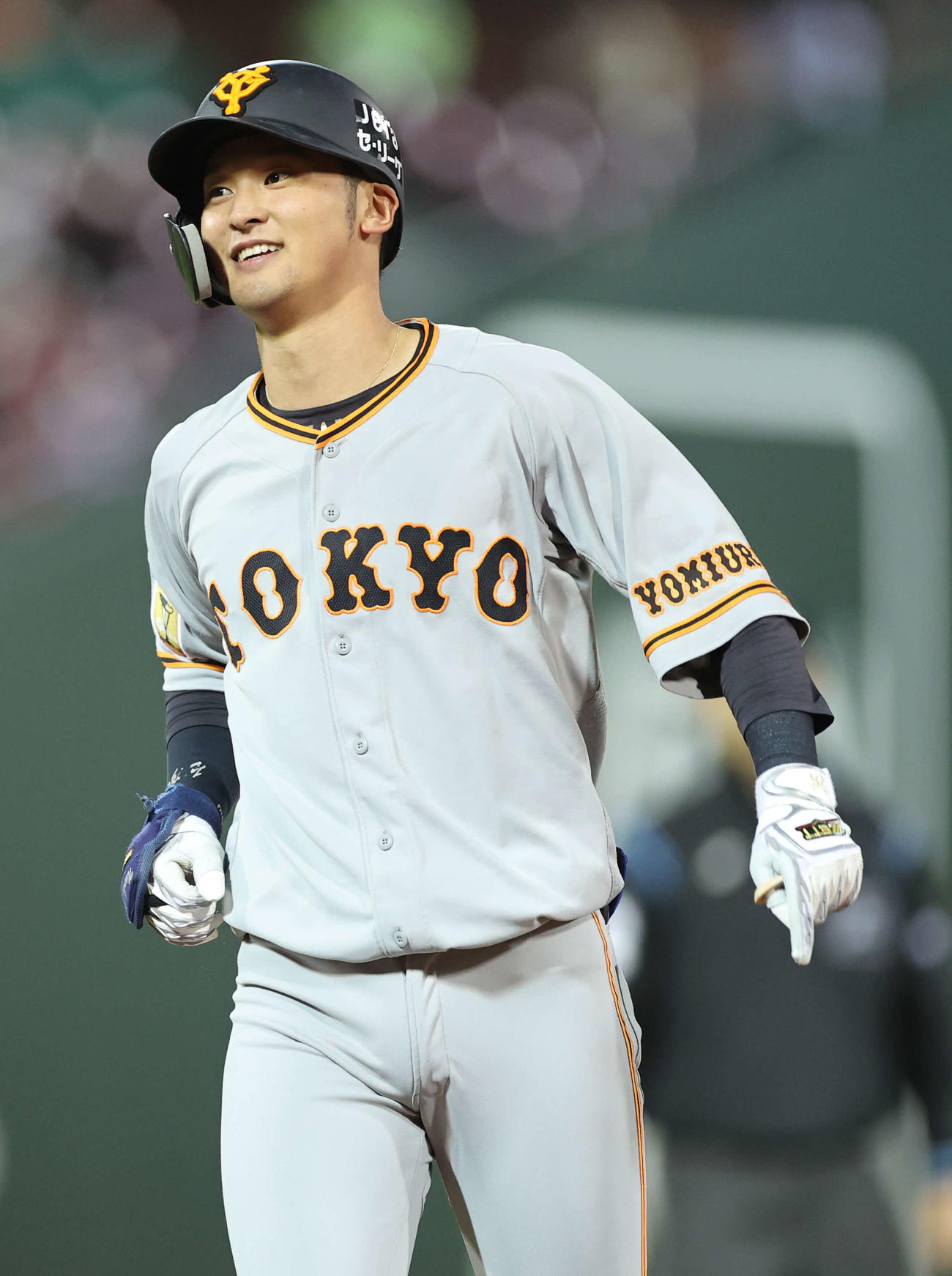 広島対巨人　4回表巨人2死二、三塁、2点適時打を放ち一二塁間で挟殺死となるも笑顔を見せる吉川尚（撮影・河野匠）