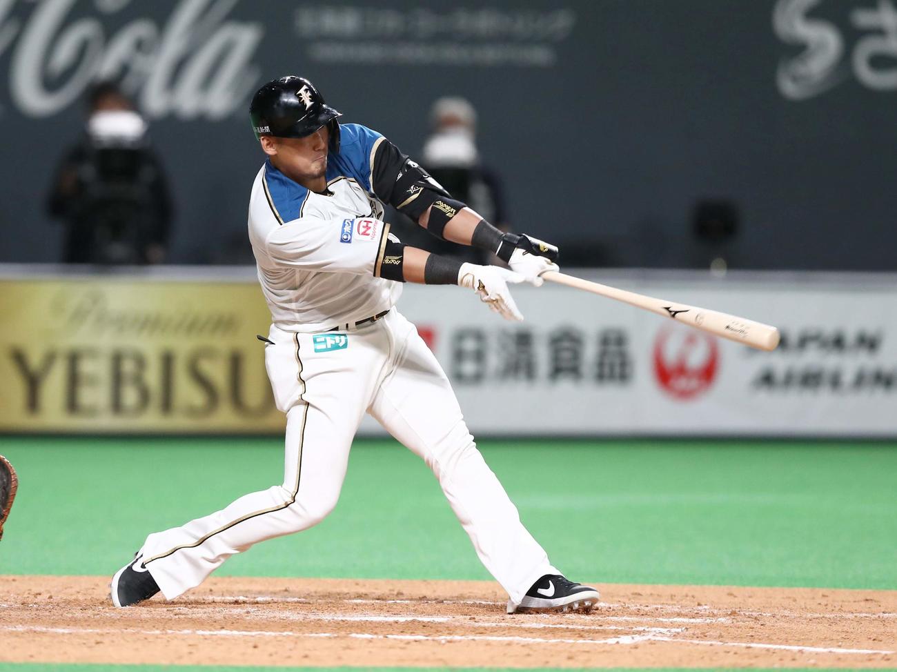 日本ハム対ロッテ　5回裏日本ハム2死二塁、左前適時打を放つ中田（撮影・黒川智章）