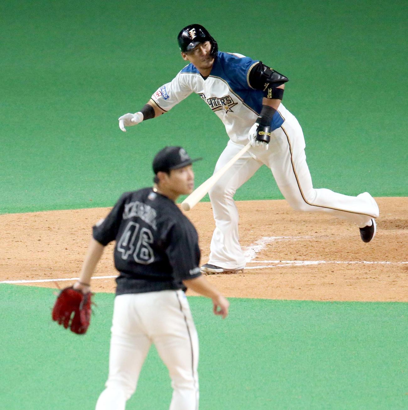 日本ハム対ロッテ　5回裏日本ハム2死二塁、中田は勝ち越しとなる左前適時打を放つ。投手はロッテ岩下（撮影・佐藤翔太）