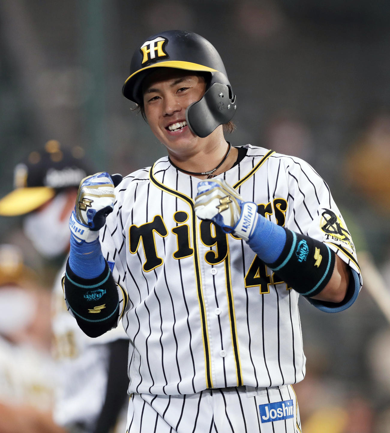 阪神対中日　7回裏阪神1死、左中間へ本塁打を放ちナインに迎えられる梅野（撮影・前田充）