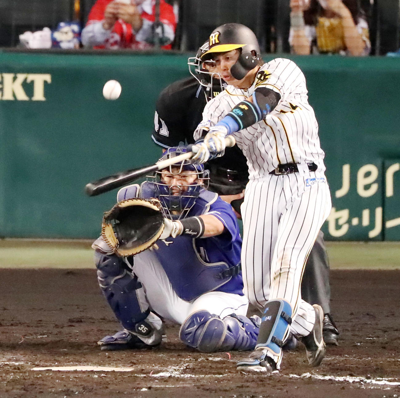 梅野は左中間に本塁打を放つ（撮影・加藤哉）