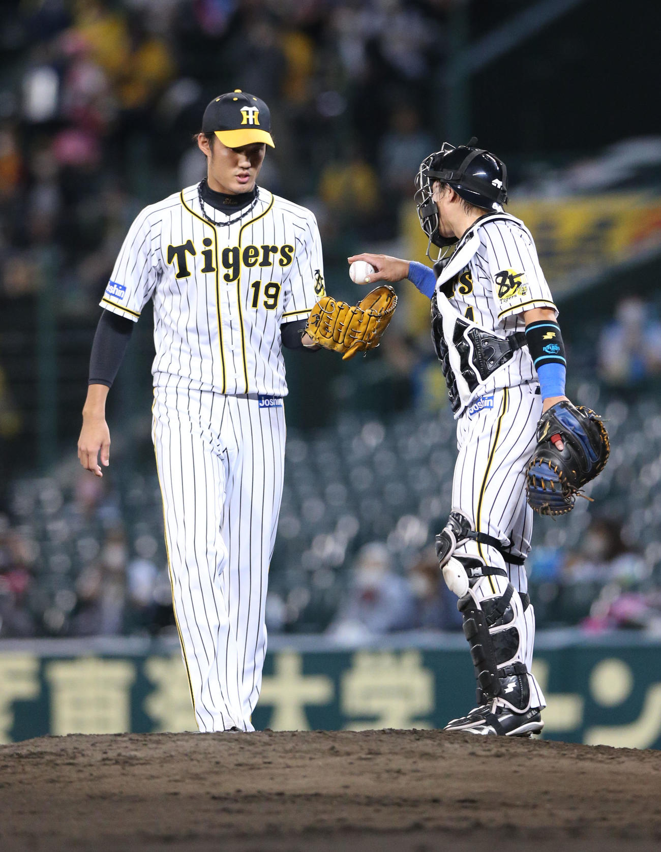 8回のマウンドに上がる藤浪晋太郎（左）にボールを渡す梅野隆太郎（撮影・上山淳一）