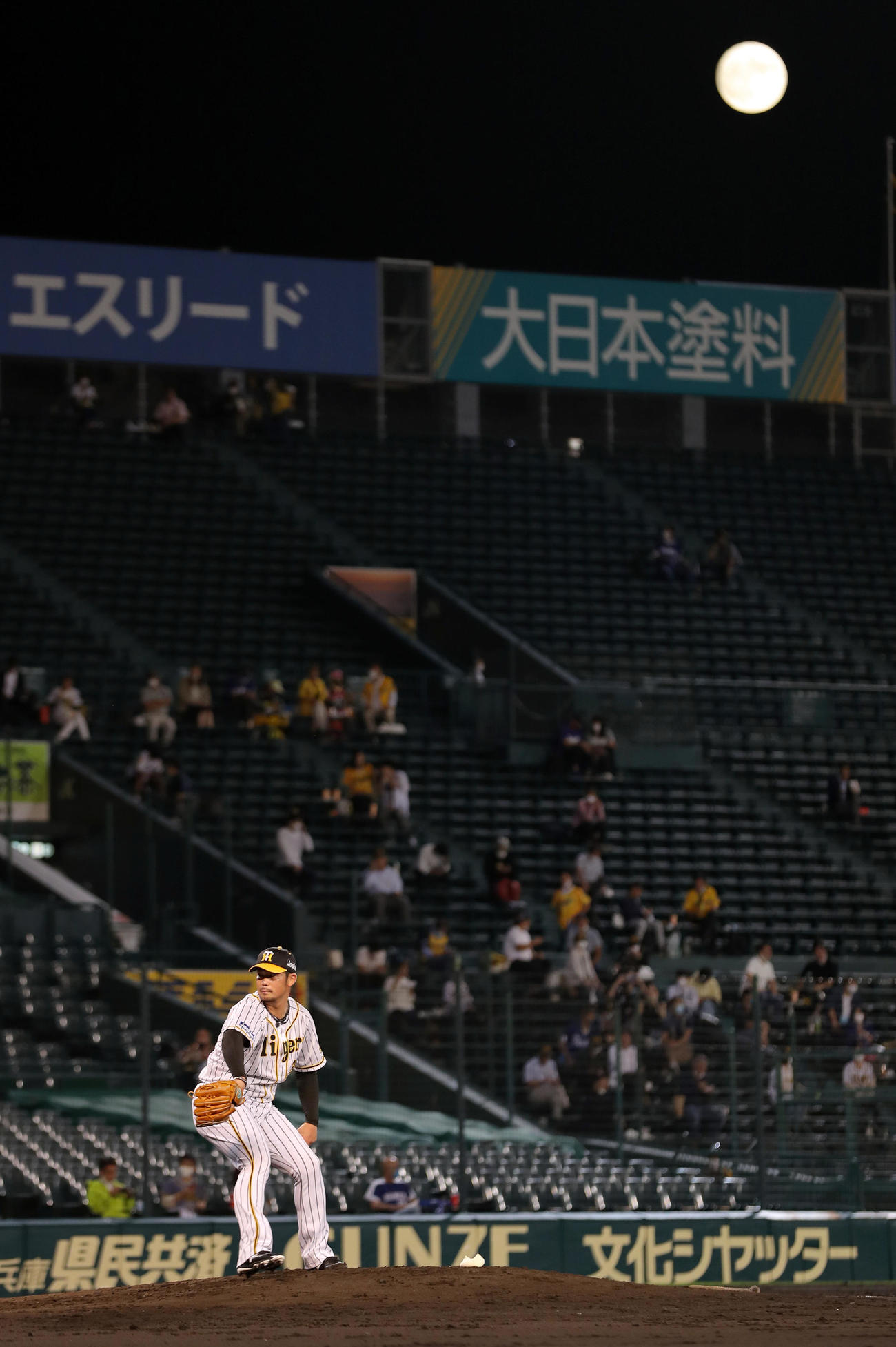 阪神対中日　2回、満月を背に力投する岩田（撮影・前田充）