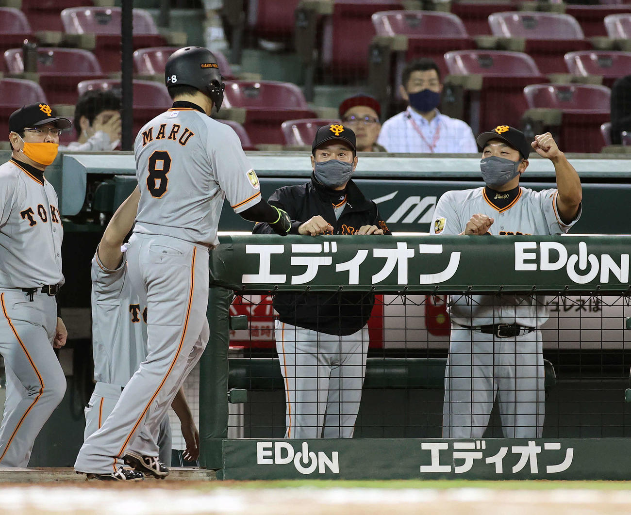 広島対巨人　6回表巨人1死三塁、ウィーラーの適時打で生還した丸（手前）を迎える、右から阿部ヘッドコーチ代行、原監督（撮影・河野匠）