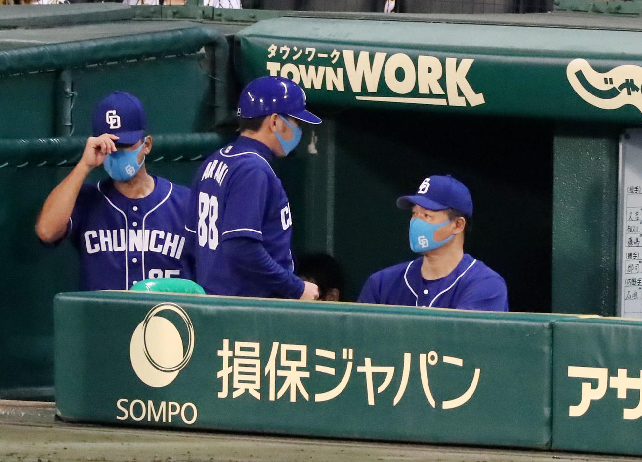 阪神対中日　阪神に敗れベンチからグラウンドを見つめる与田監督（撮影・加藤哉）