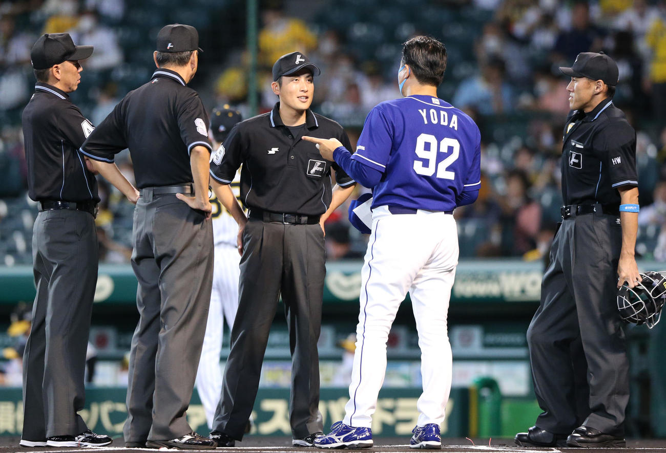 阪神対中日　試合前のオーダー交換後に中日の与田監督は審判たちに話す（撮影・上山淳一）