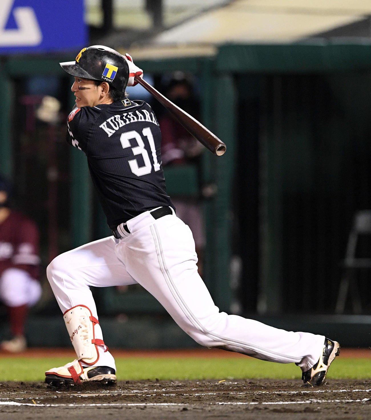 楽天対ソフトバンク　7回表ソフトバンク1死一塁、栗原は右中間へに同点の適時二塁打を放つ（撮影・滝沢徹郎）