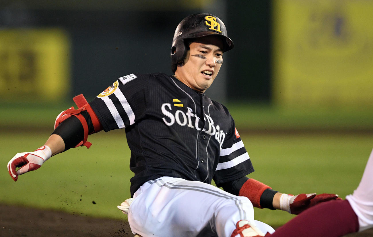 楽天対ソフトバンク　7回表ソフトバンク1死一塁、右中間へ適時打を放ち三塁へ滑り込む栗原（撮影・滝沢徹郎）