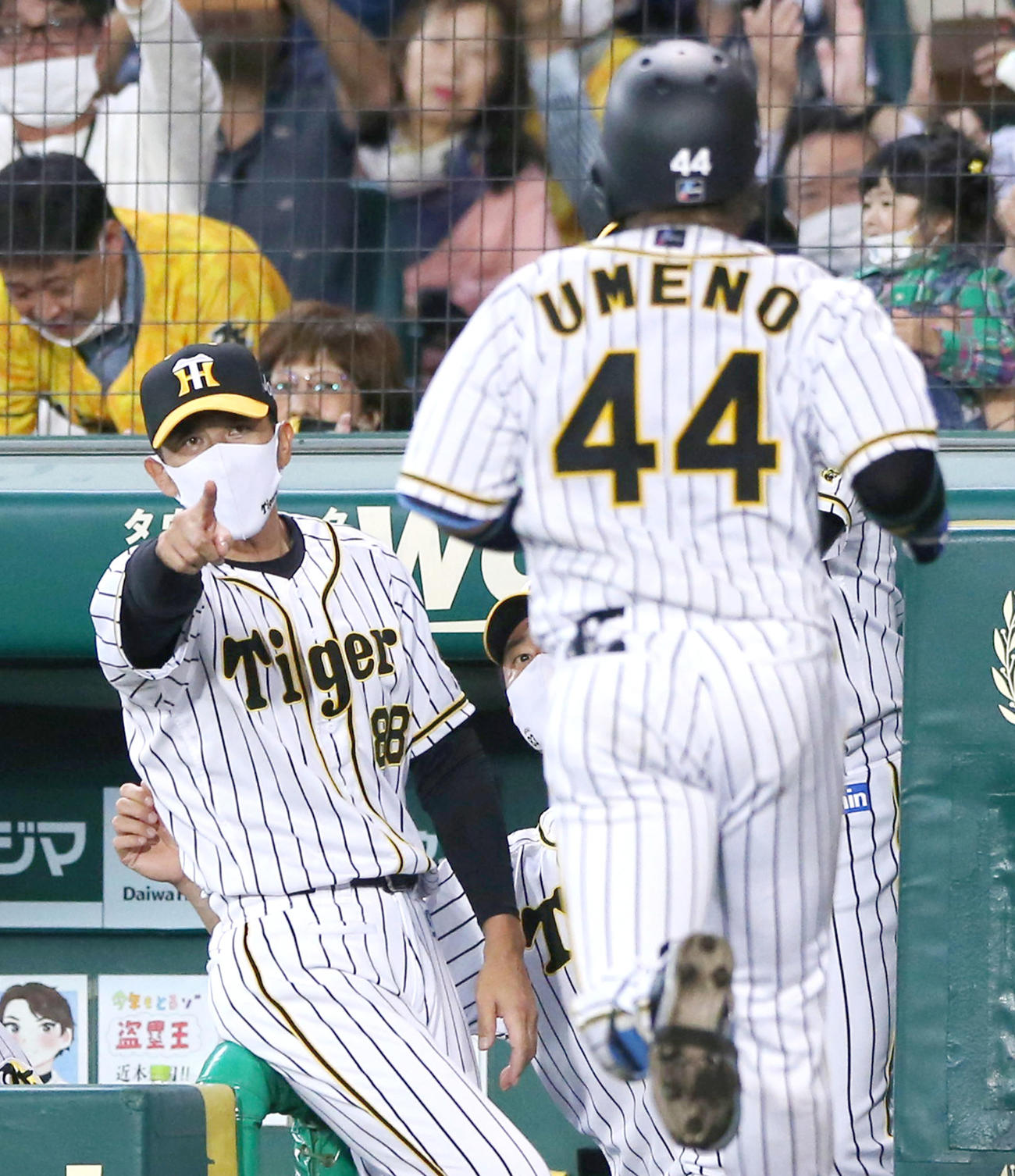 阪神対中日　7回裏阪神1死、矢野監督は本塁打を放った梅野を出迎える（撮影・上山淳一）