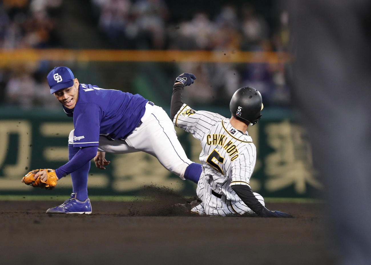 阪神対中日　6回裏阪神無死一塁、二盗を決める近本。左は遊撃手京田（撮影・前田充）