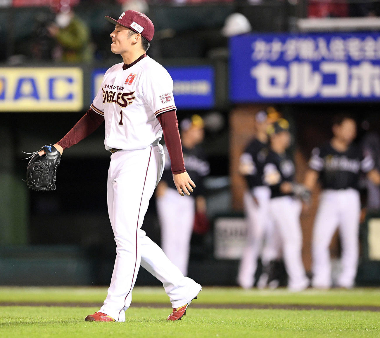 楽天対ソフトバンク　7回表、ソフトバンクに勝ち越しを許し厳しい表情の楽天松井（撮影・滝沢徹郎）
