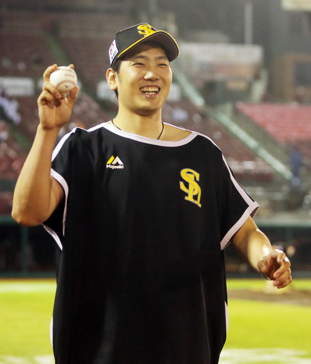 楽天対ソフトバンク　7勝目を挙げウイニングボールを手に笑顔を見せるソフトバンク石川（撮影・野上伸悟）