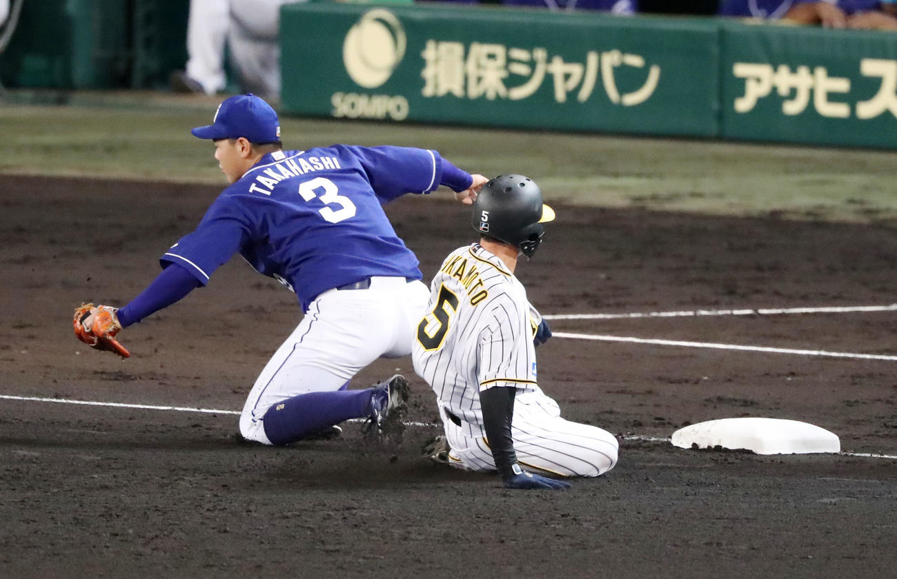 阪神対中日　6回裏阪神無死二塁、二走近本は北條の打球で三塁進塁。左は京田からの送球を捕球する高橋（撮影・加藤哉）