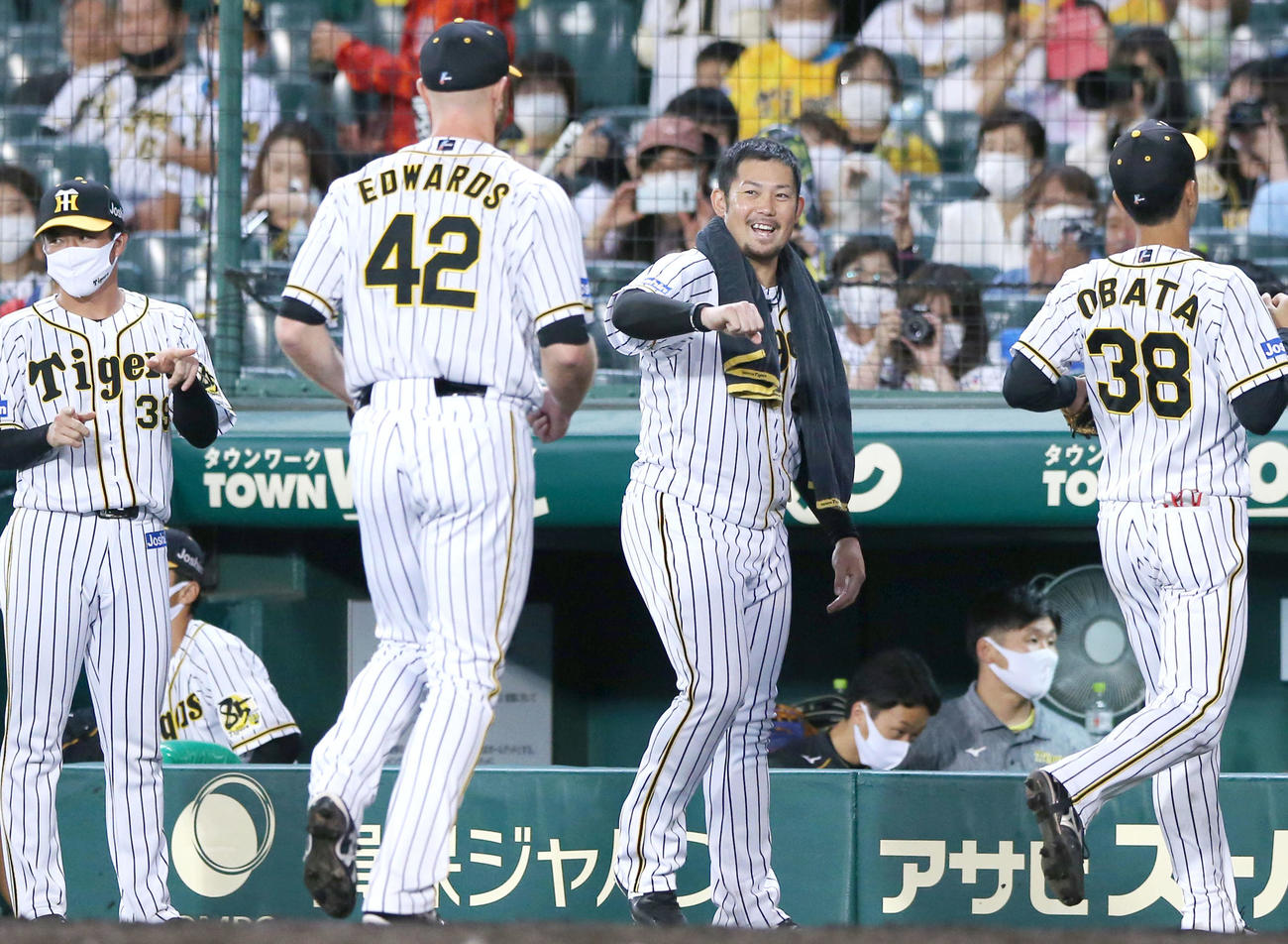 阪神対中日　岩田（右から2人目）は後続を抑えたエドワーズ（手前）を笑顔で出迎える（撮影・上山淳一）