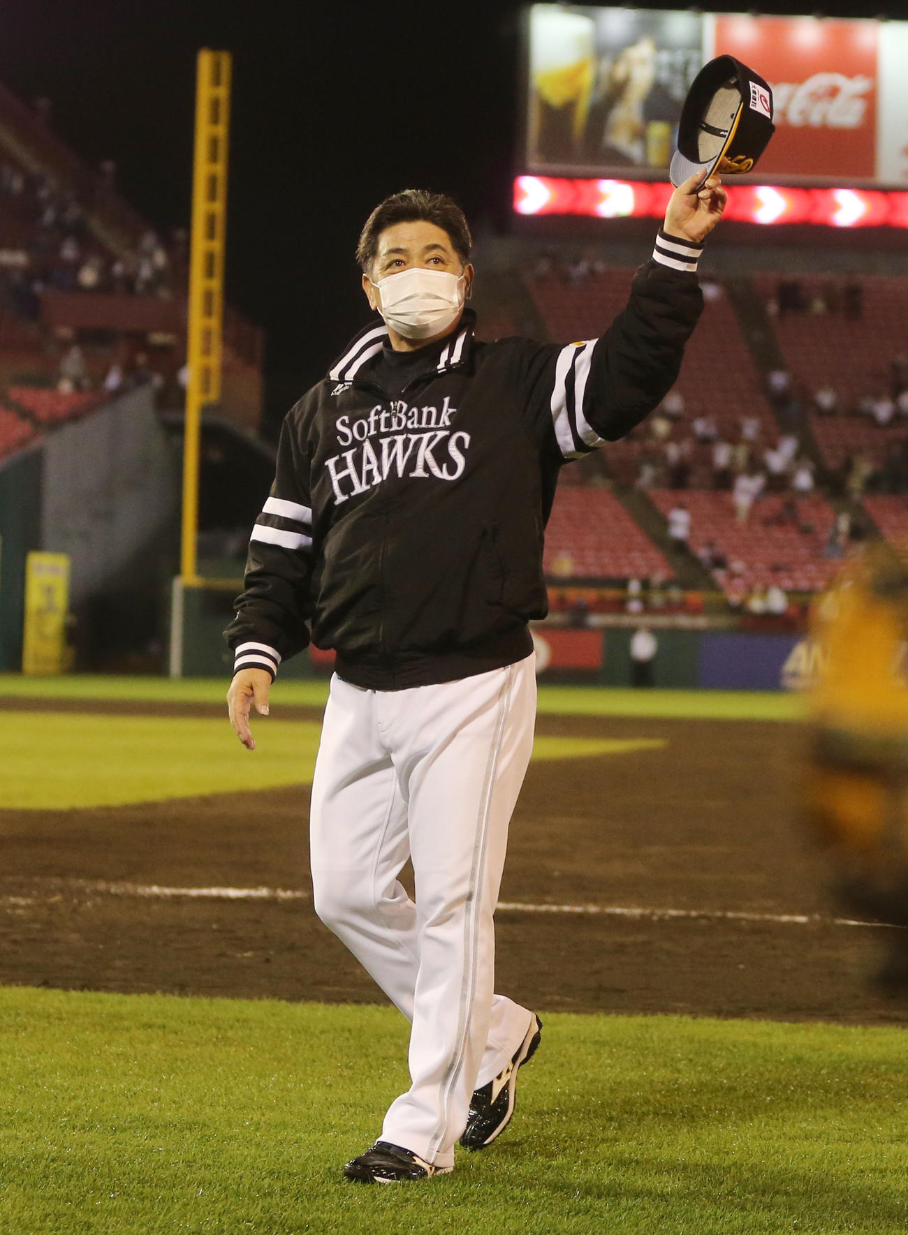 楽天対ソフトバンク　仙台での今季最終戦を終えファンに感謝するソフトバンク工藤監督（撮影・野上伸悟）