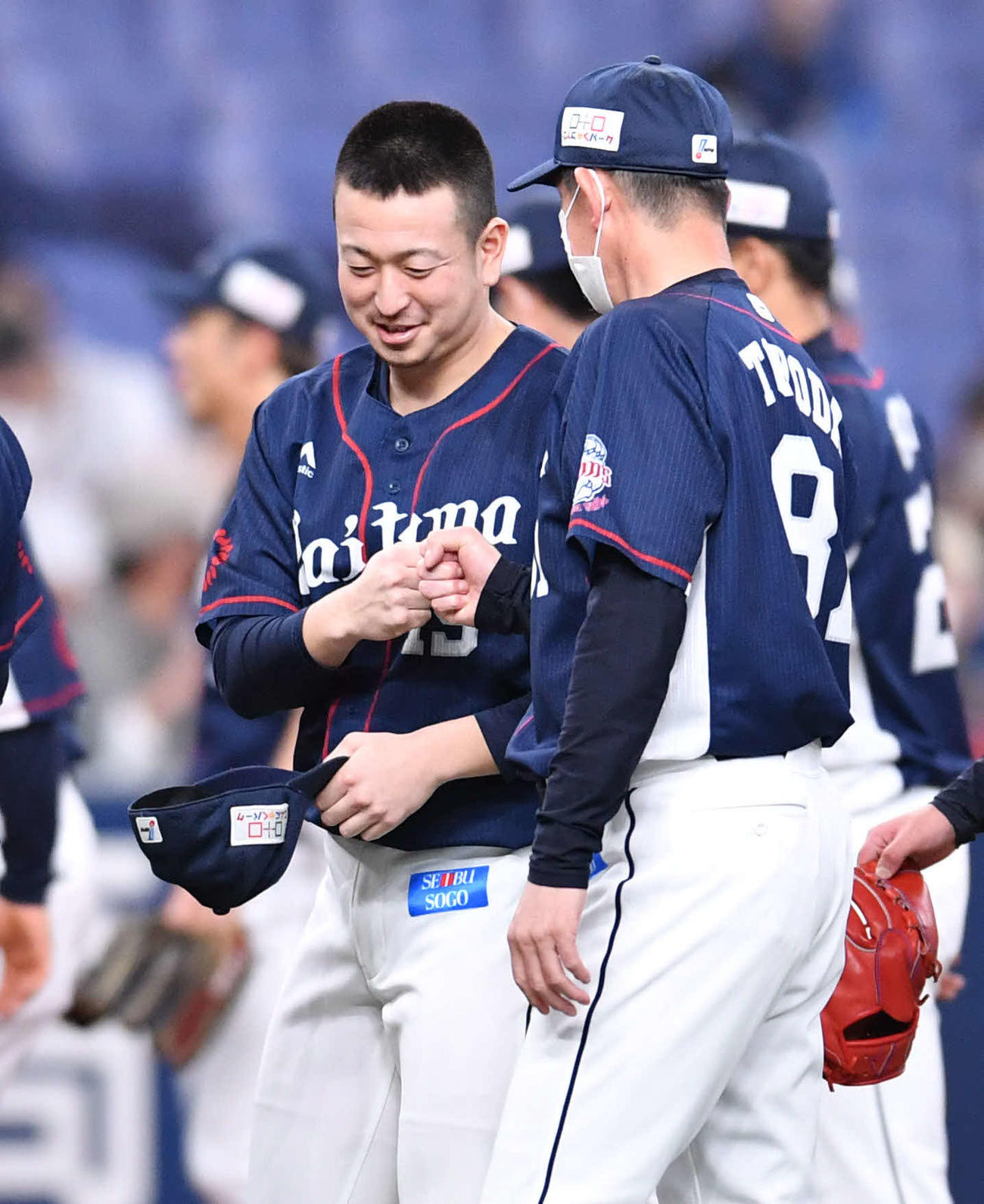 オリックス対西武　プロ初勝利を挙げ、豊田投手コーチ（右）と笑顔でグータッチする宮川（撮影・岩下翔太）