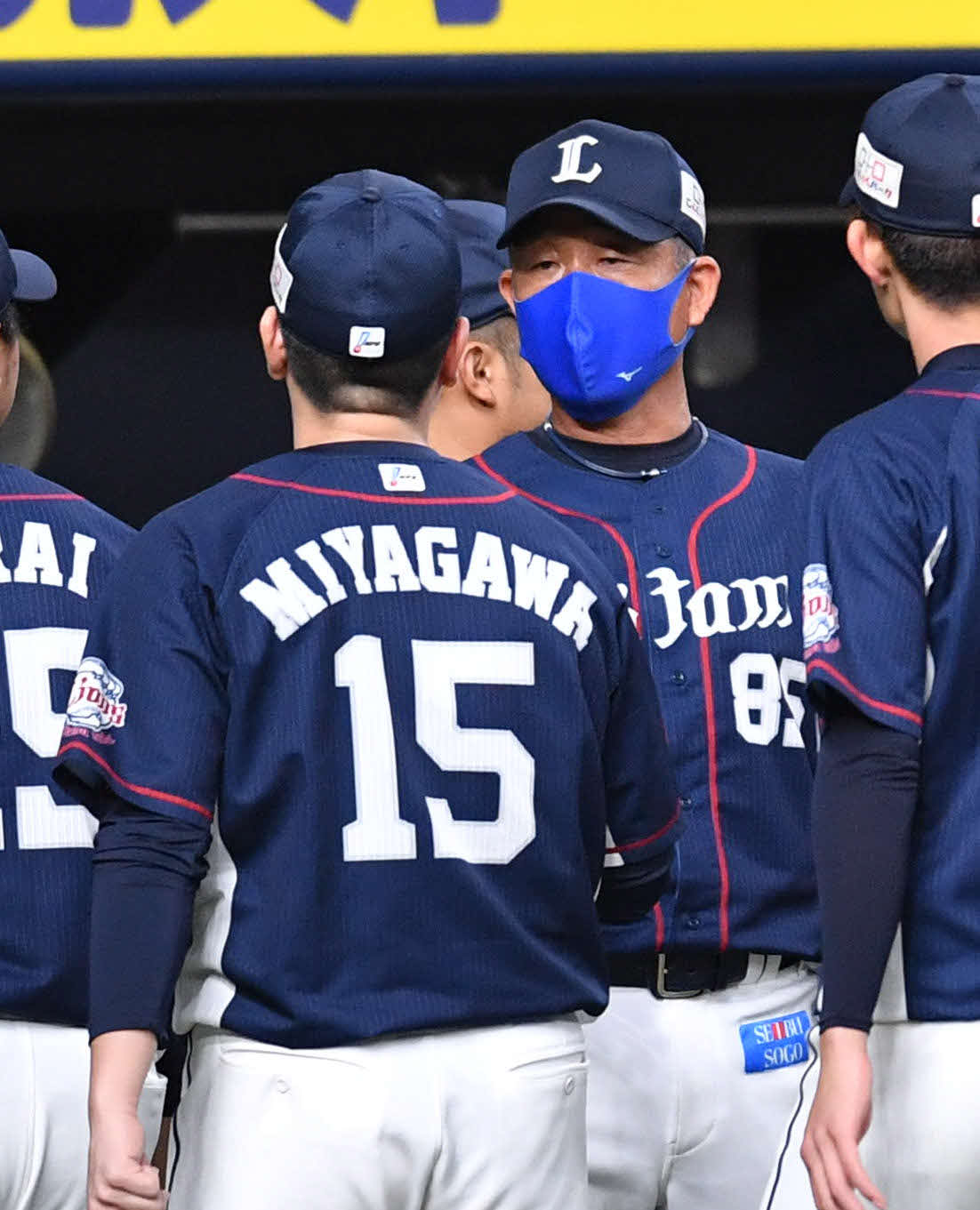 オリックス対西武　プロ初勝利の宮川哲（左）とエアタッチを交わす辻発彦監督（撮影・岩下翔太）
