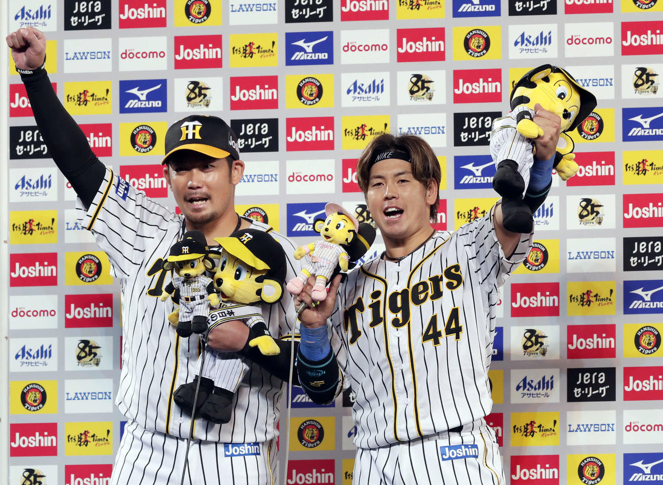 阪神対中日　ヒーローインタビューを「明日も勝つバイ！」で締めくくる岩田（左）と梅野（撮影・前田充）
