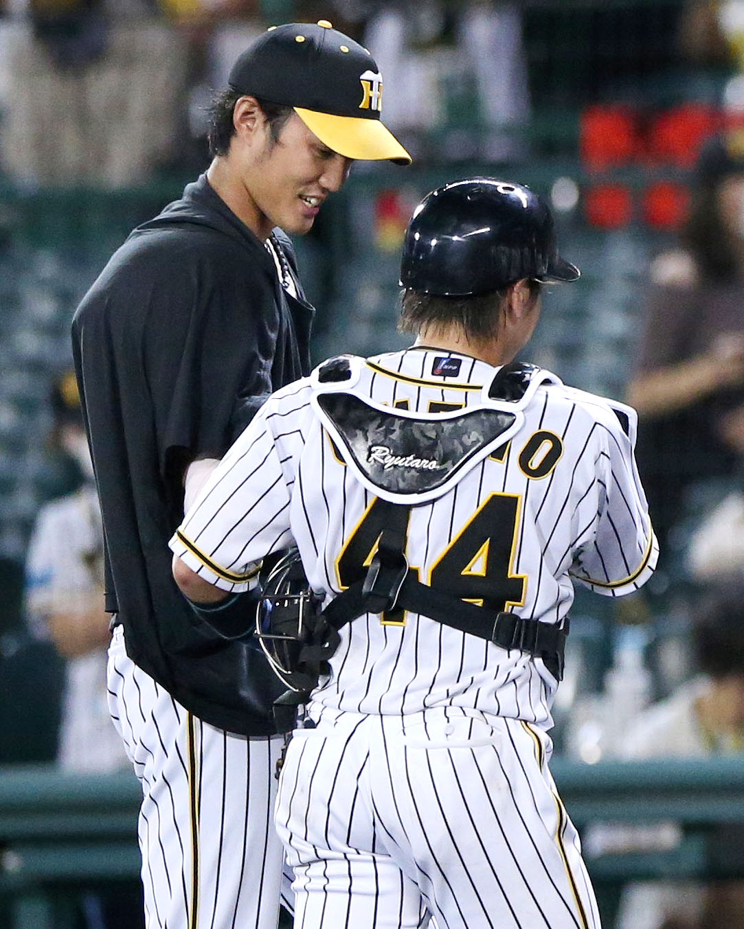 阪神対中日　梅野（右）の祝福に笑顔の藤浪（撮影・上山淳一）