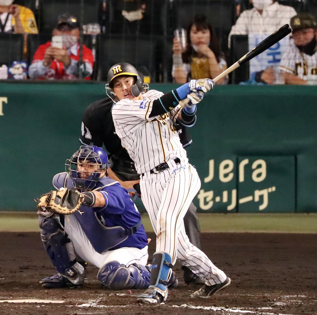 阪神対中日　7回裏阪神1死、梅野は左越え本塁打を放つ（撮影・加藤哉）