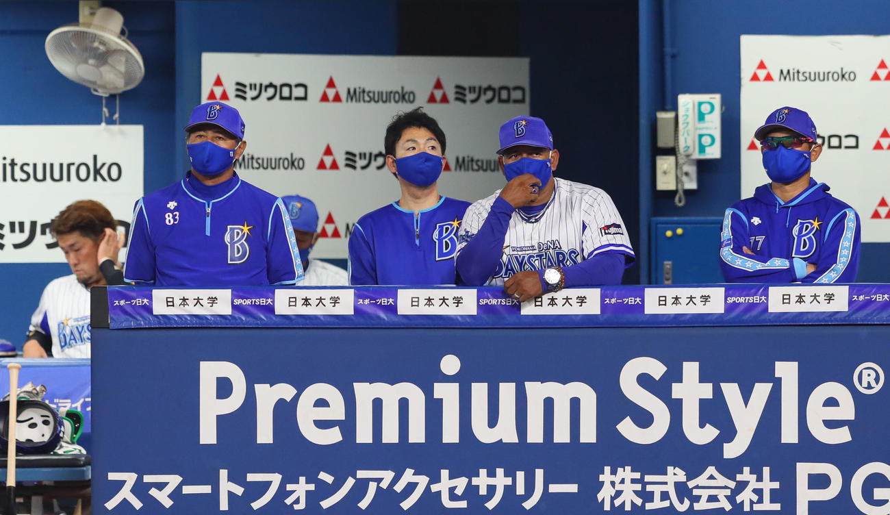 DeNA対ヤクルト　戦況を見つめるDeNAラミレス監督（右から2人目）ら（撮影・足立雅史）