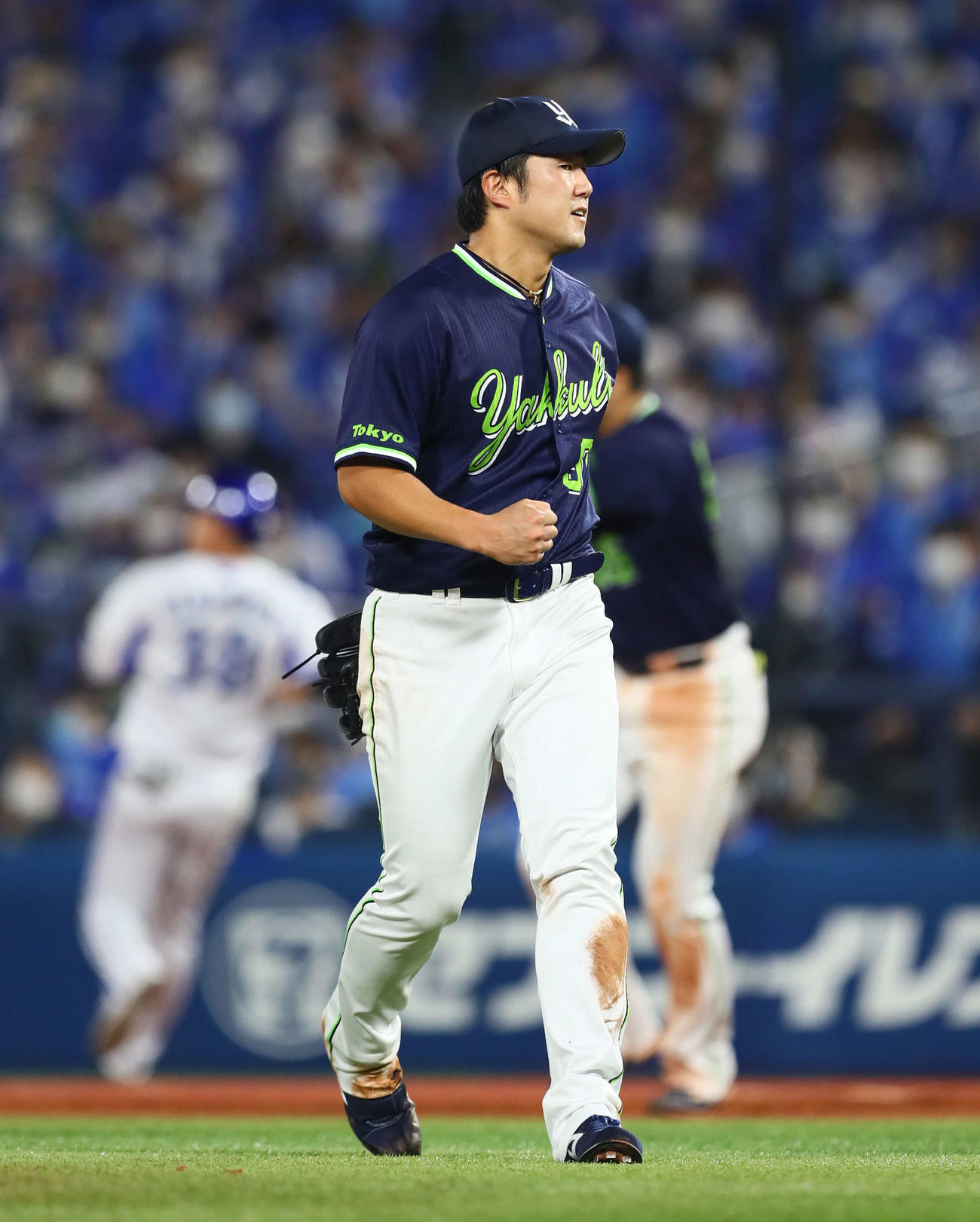 DeNA対ヤクルト　7回裏DeNA2死一、二塁、代打山下を二ゴロに仕留めガッツポーズする歳内（撮影・足立雅史）