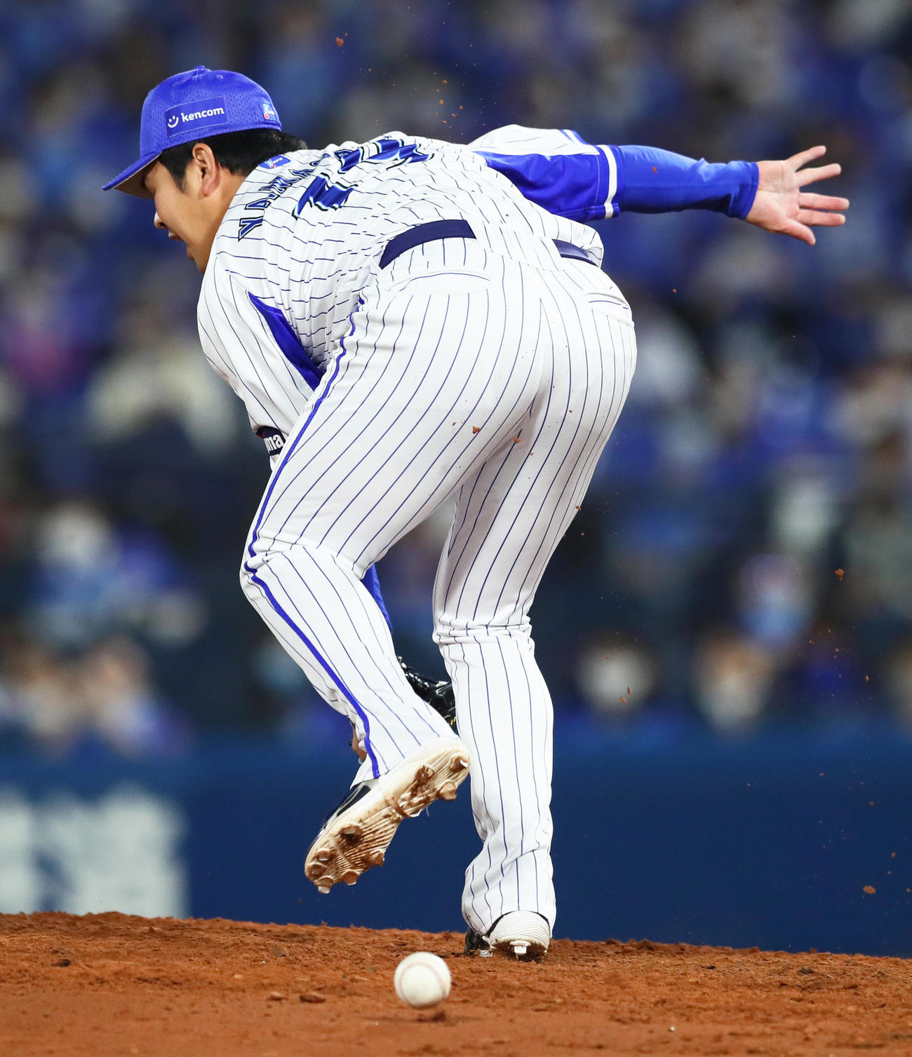 DeNA対ヤクルト　9回表ヤクルト無死、西浦の打球が右足に当たり内野安打を許す山崎（撮影・足立雅史）