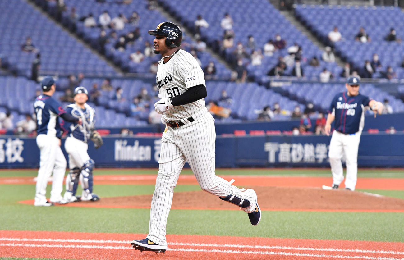 オリックス対西武　9回裏オリックス2死、代打で中飛に倒れ試合終了、引き揚げるアダム・ジョーンズ（撮影・岩下翔太）