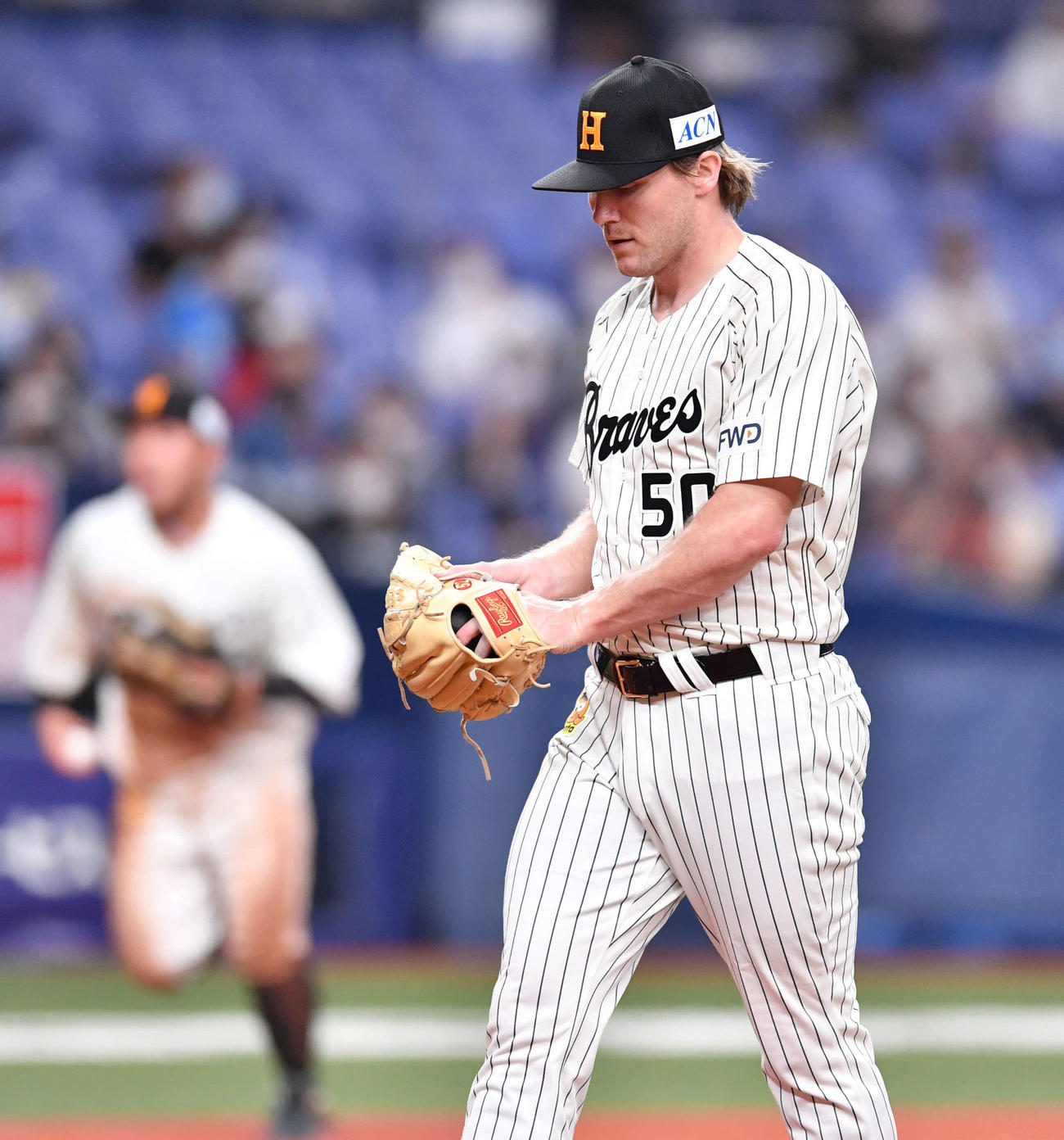 オリックス対西武　8回表、3失点で逆転を許し、肩を落としてベンチへ戻るタイラー・ヒギンス（撮影・岩下翔太）