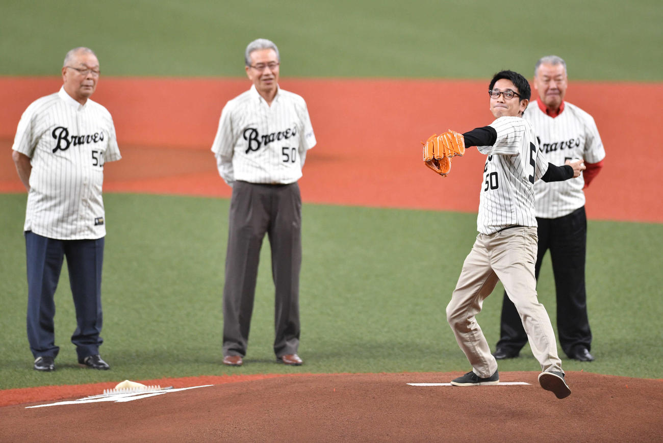 オリックス対西武　加藤秀司氏（左端）、山田久志氏（同2人目）、福本豊氏に見守られながらセレモニアルピッチをつとめた西本幸雄氏の孫・大家正弘さん（撮影・岩下翔太）