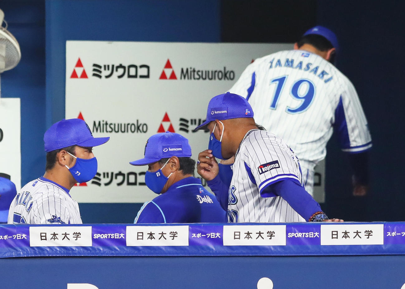 DeNA対ヤクルト　9回、負傷交代したDeNA山崎（後方19）を横目に話し込むラミレス監督（右）ら（撮影・足立雅史）