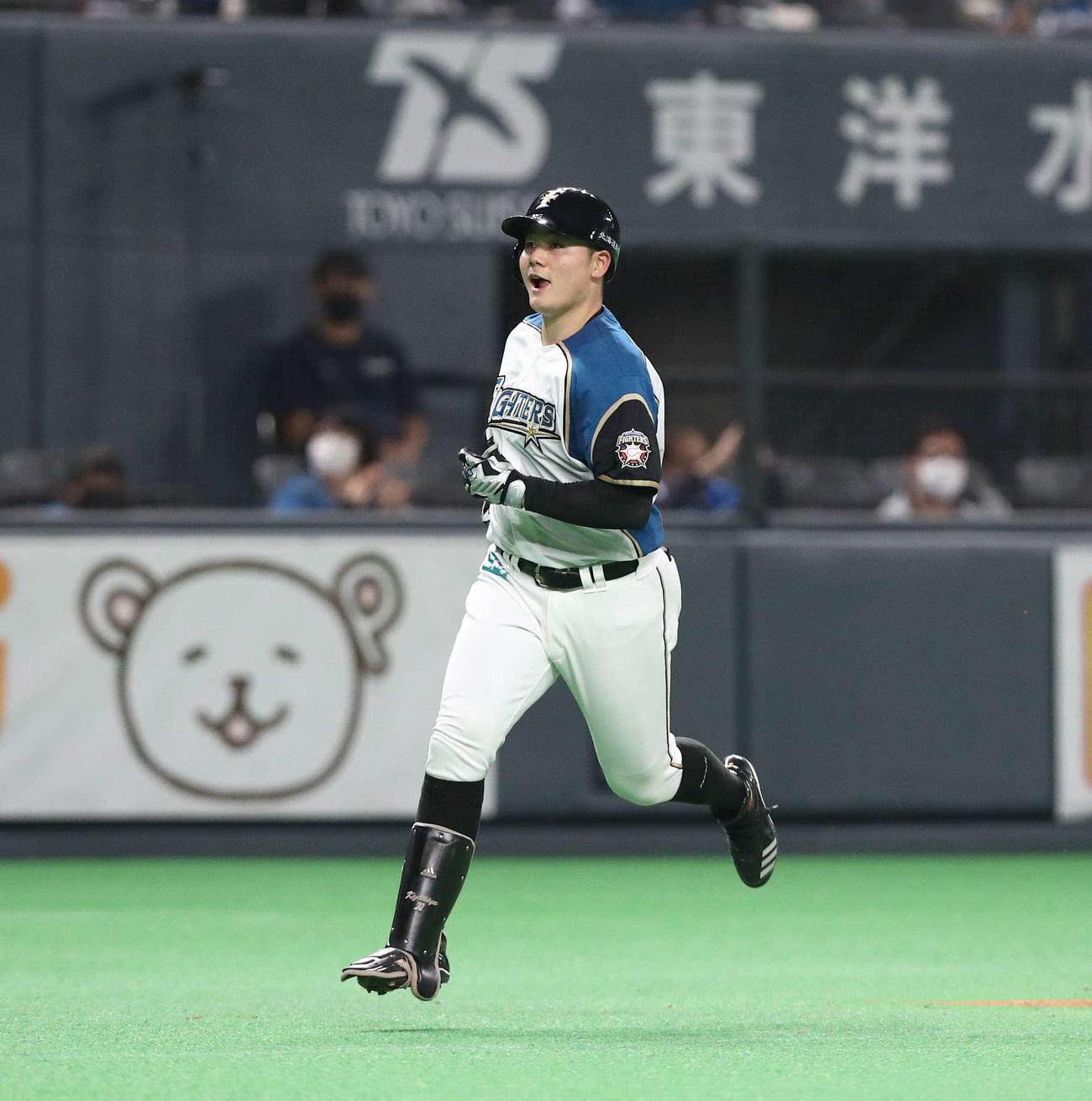 日本ハム対ロッテ　4回裏日本ハム1死、右越え本塁打を放ち叫びながら本塁へ向かう清宮（撮影・黒川智章）