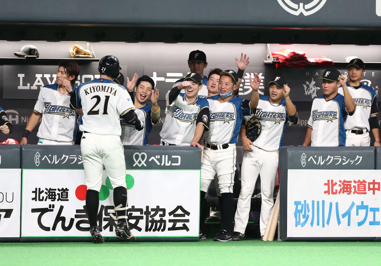 日本ハム対ロッテ　4回裏日本ハム1死、右越え本塁打を放った清宮を出迎えるナイン（撮影・黒川智章）