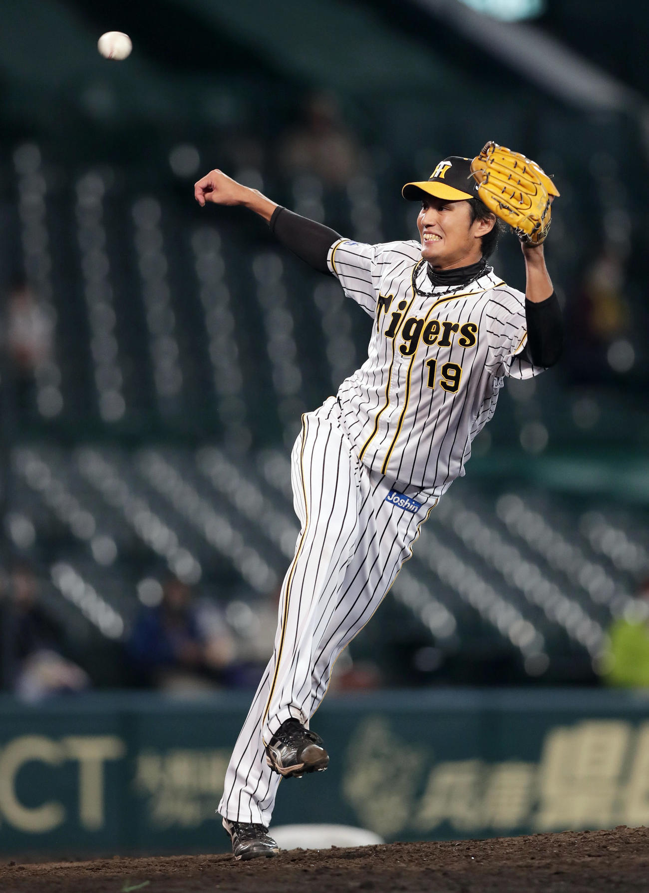 阪神対中日　8回表中日1死、木下拓の打球に反応する藤浪（撮影・前田充）
