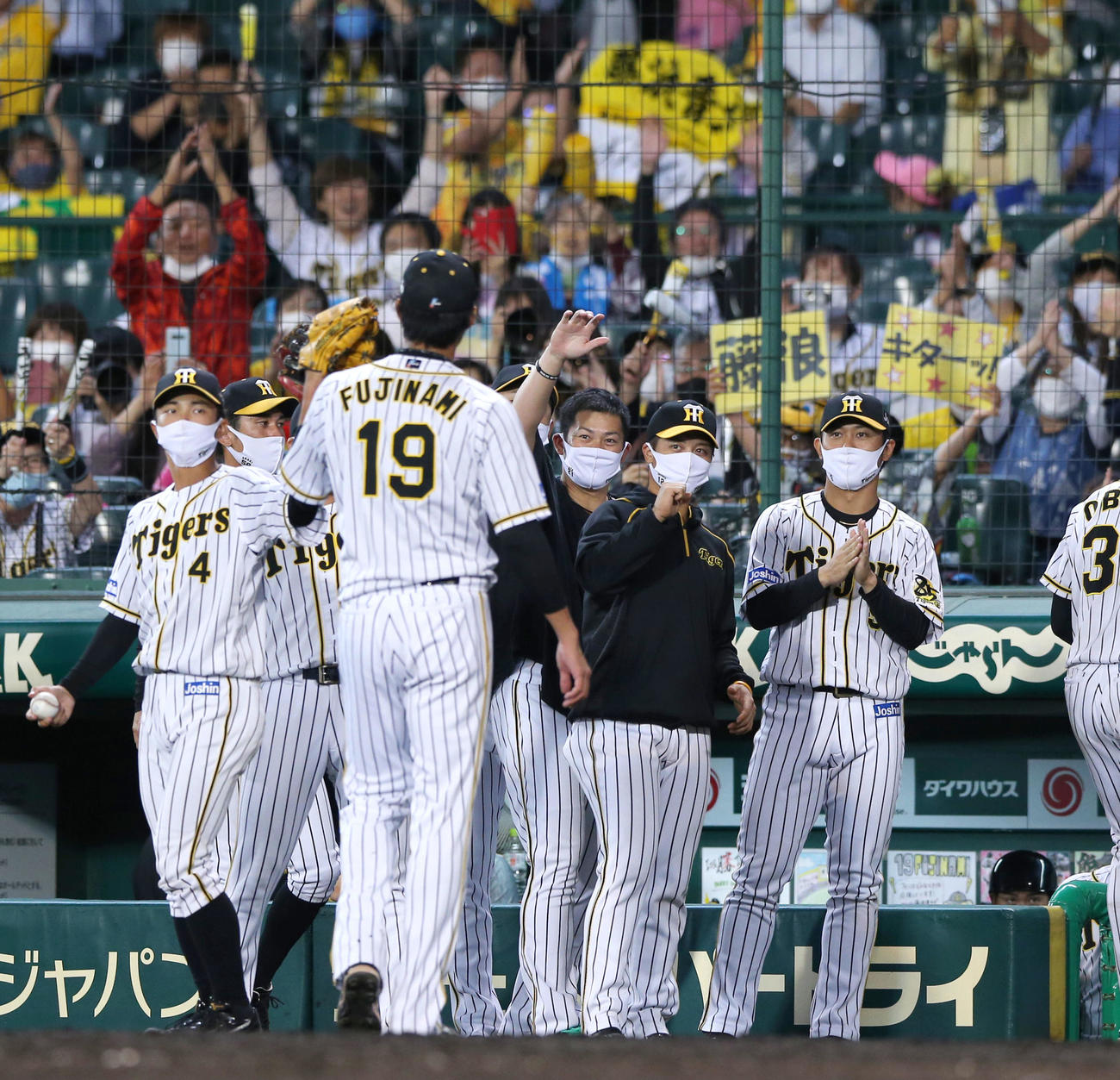 阪神対中日　8回に登板し無失点に抑えた藤浪（手前）を出迎える岩田（中央左）ら（撮影・上山淳一）