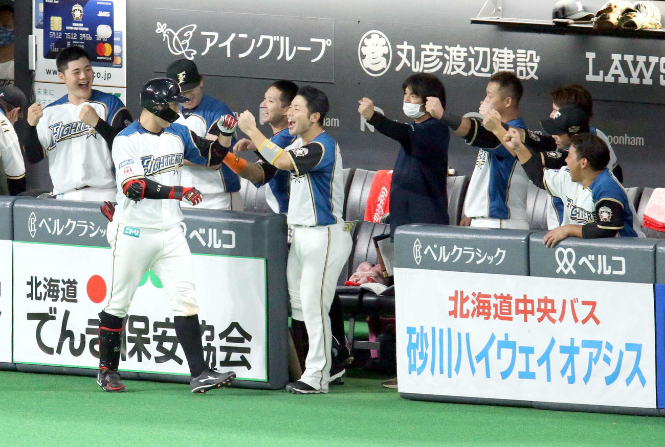 日本ハム対ロッテ　7回裏日本ハム無死、宇佐見は左越え本塁打を放ちチームメートに出迎えられる（撮影・佐藤翔太）