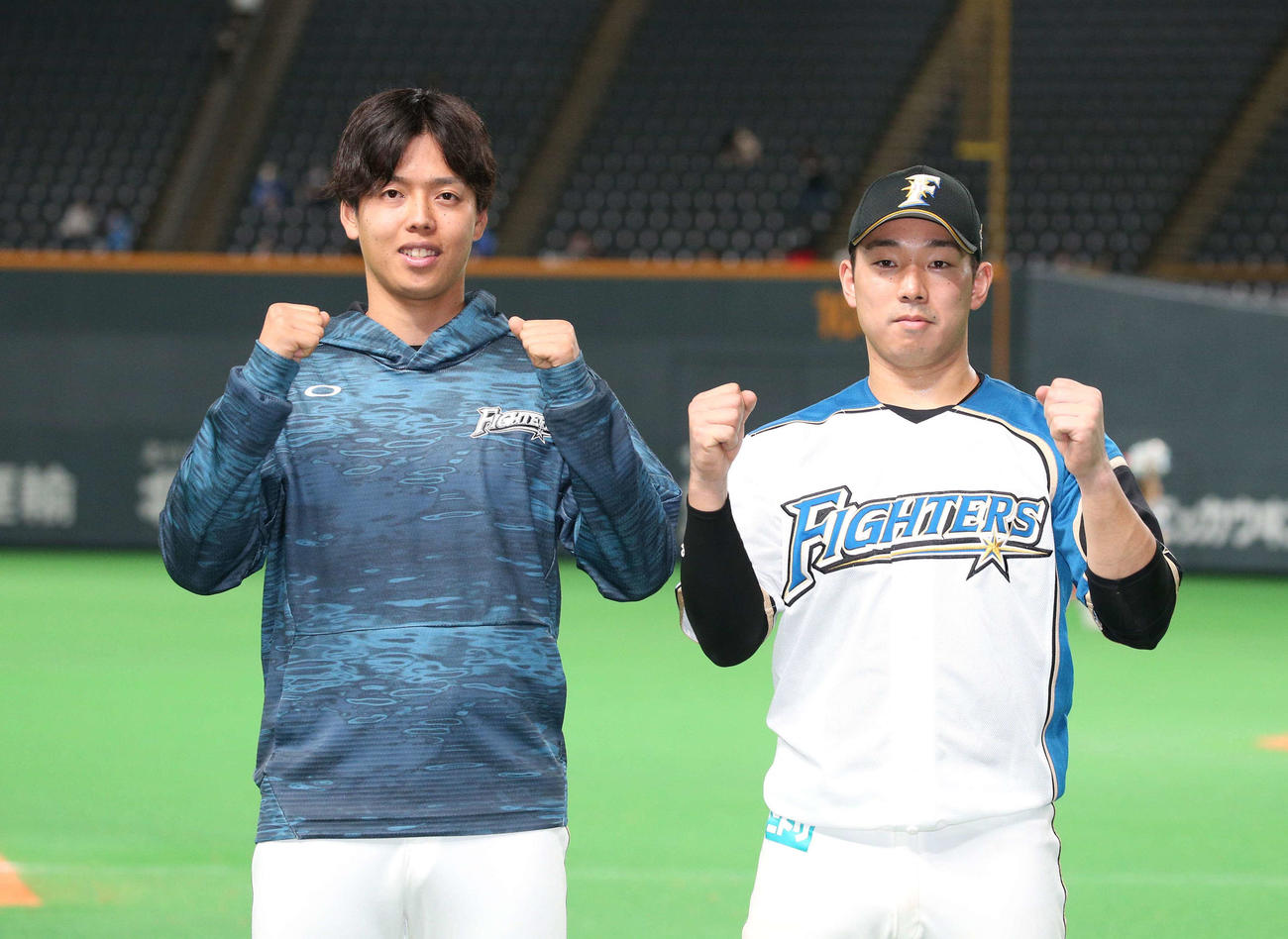 日本ハム対ロッテ　試合後、ガッツポーズの杉浦（左）と宇佐見（撮影・黒川智章）