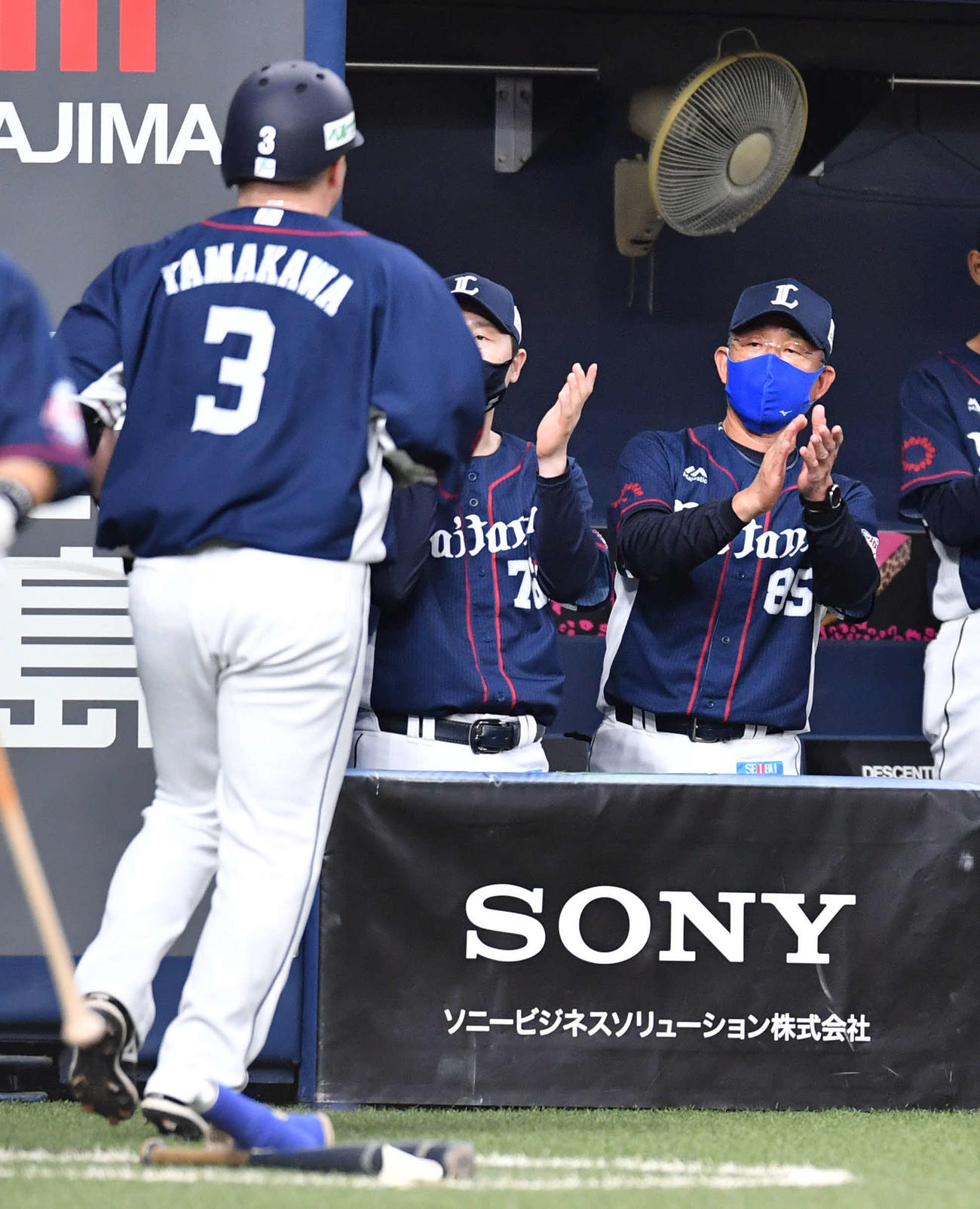 オリックス対西武21回戦　8回表西武2死三塁、勝ち越しの左越え2点本塁打を放った山川穂高（左）を迎える辻発彦監督（撮影・岩下翔太）