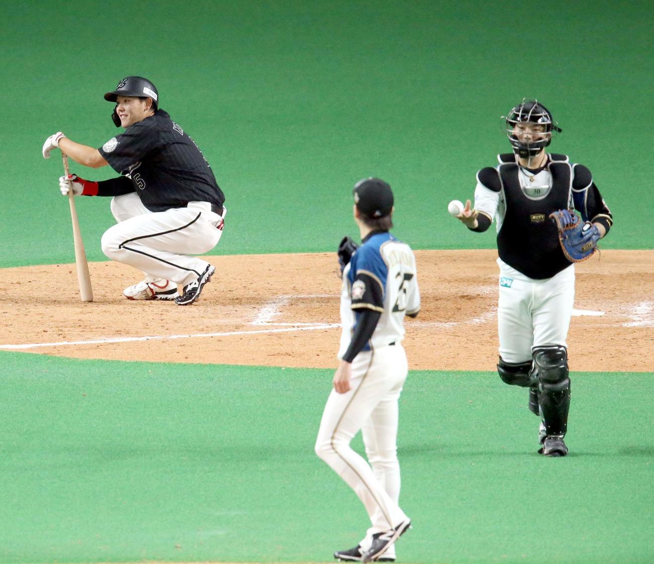 日本ハム対ロッテ　9回表ロッテ2死満塁、見逃し三振に終わり悔しそうな表情を見せる安田（左）（撮影・佐藤翔太）