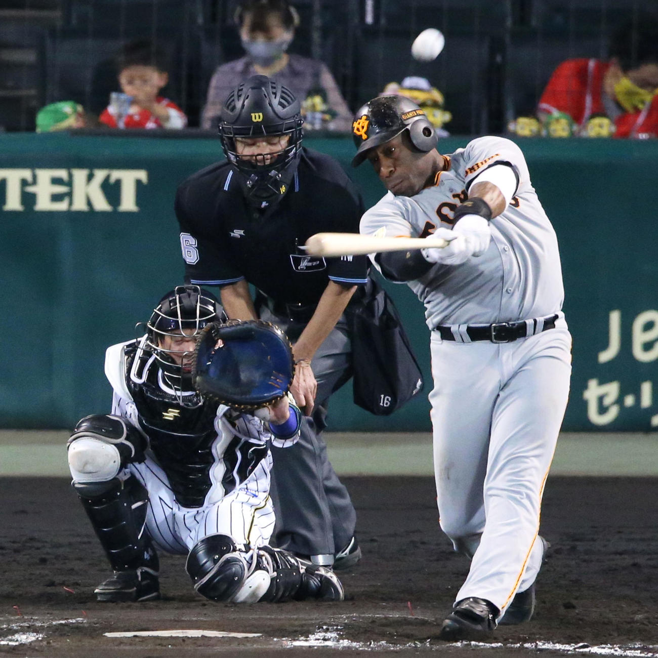 阪神対巨人　8回表巨人無死、ウィーラーは左越え本塁打を放つ（撮影・上山淳一）