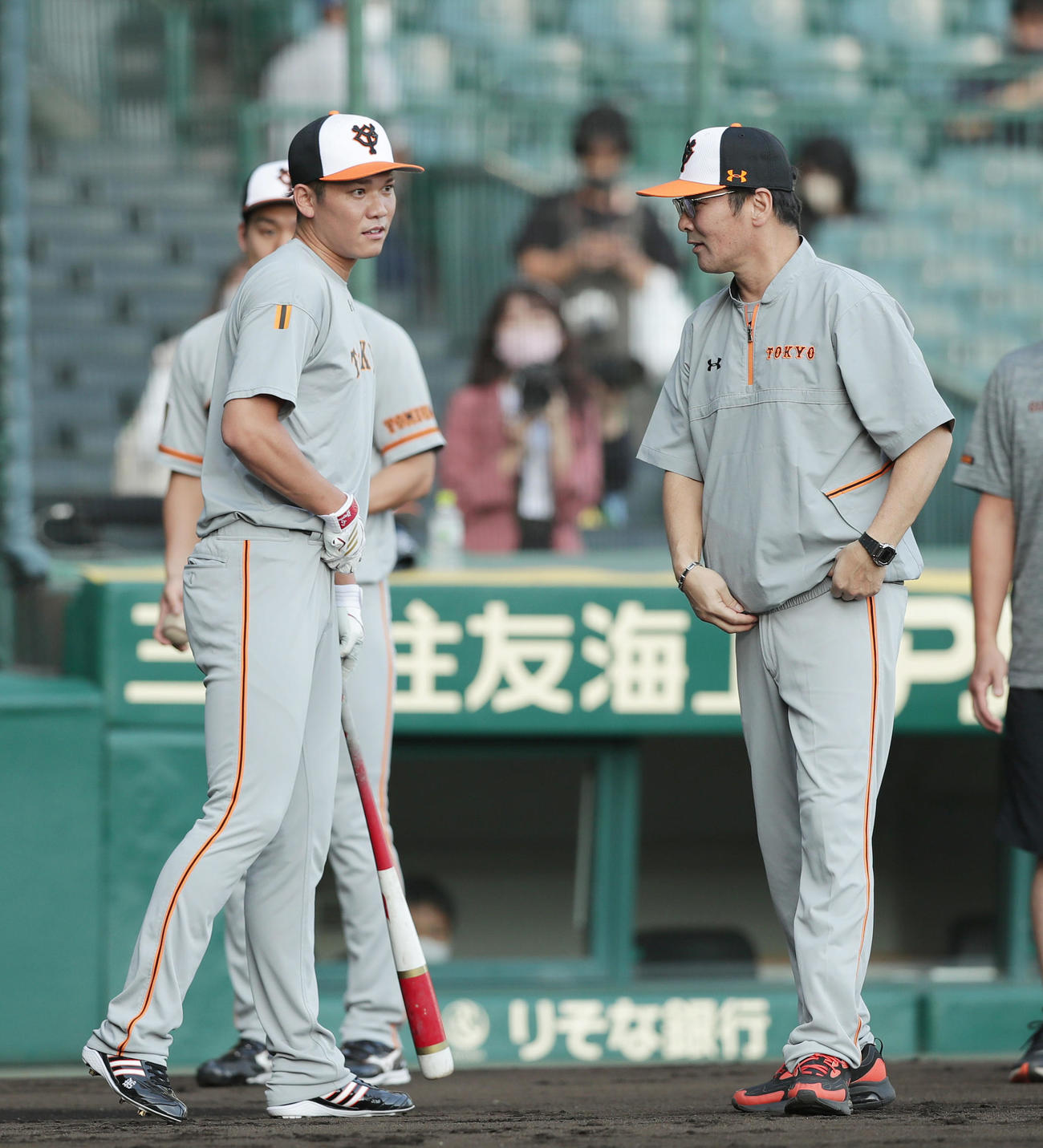阪神対巨人　試合前練習で巨人坂本（左）と言葉を交わすを交わす元木ヘッドコーチ（撮影・前田充