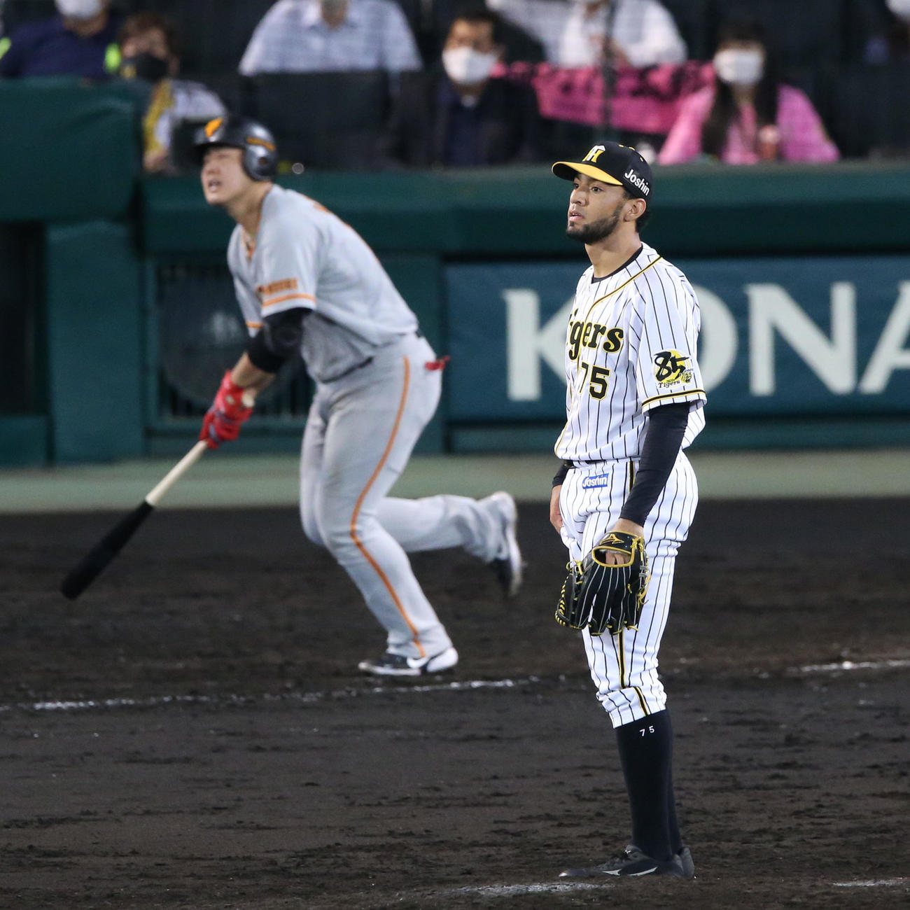 阪神対巨人　9回表巨人2死、スアレスは岡本をを右飛に仕留め試合を締める（撮影・上山淳一