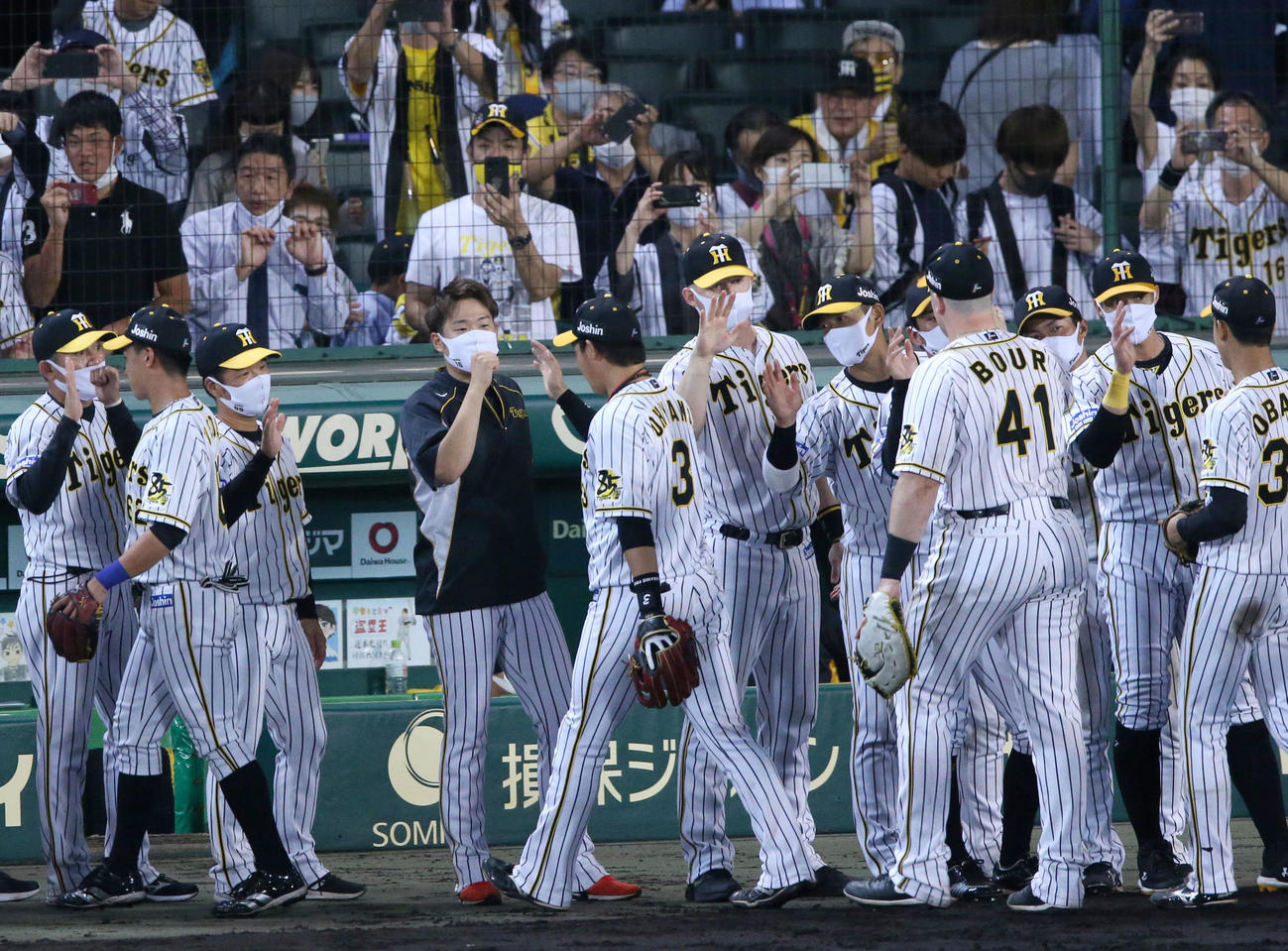 阪神対巨人　巨人に勝利し西勇（中央左）と大山はエアタッチして喜ぶ（撮影・上山淳一）