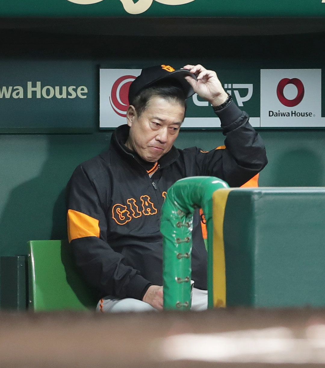 阪神対巨人　5回を終えベンチで厳しい表情を見せる巨人原監督（撮影・前田充）