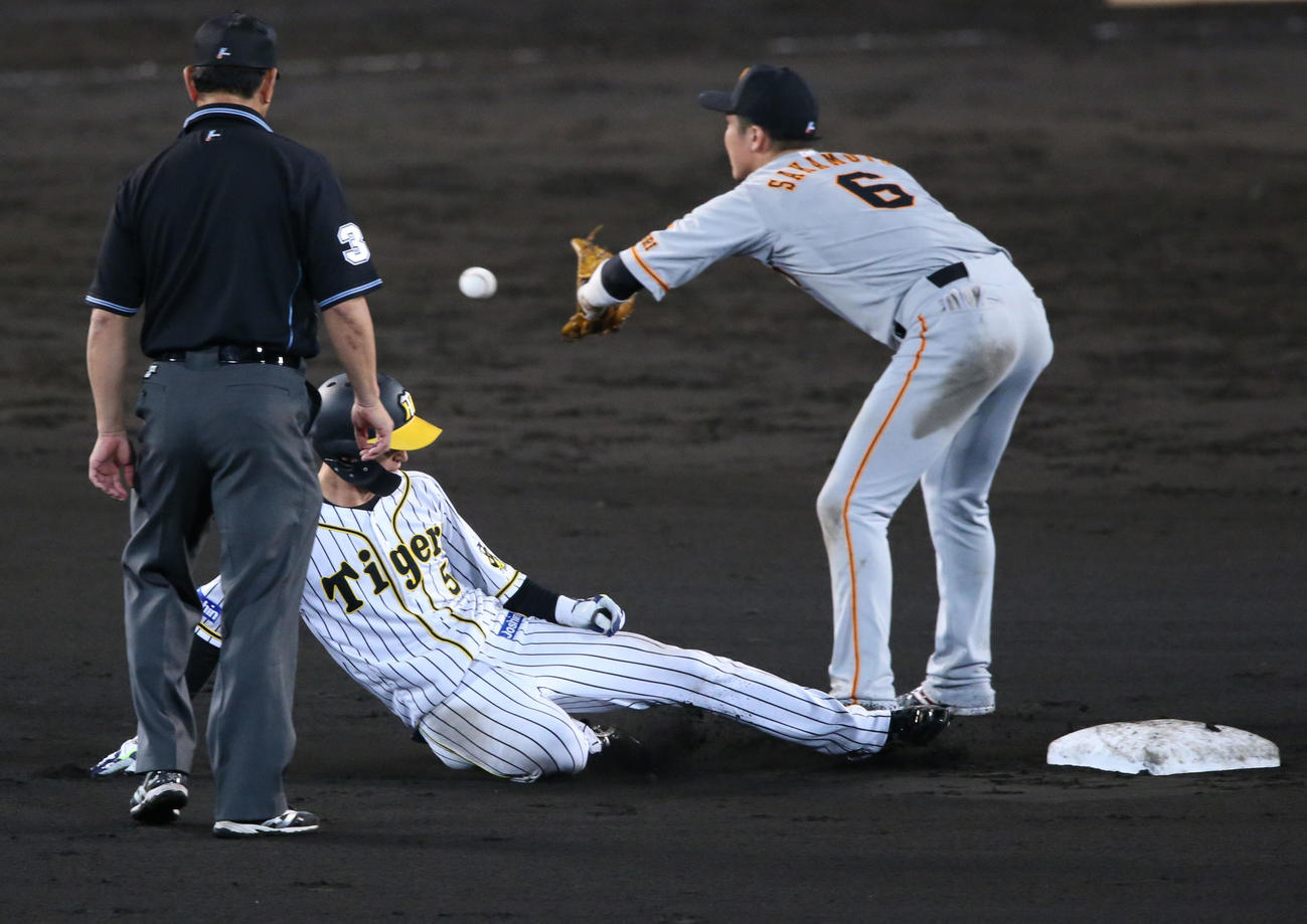 阪神対巨人　8回裏阪神1死二塁、近本のセーフティーバントが悪送球を誘い二塁へ向かう（撮影・上山淳一）