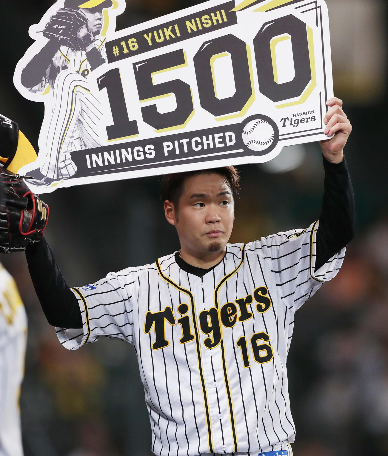 阪神対巨人　通算1500投球回を達成し記念ボードを掲げる阪神西勇（撮影・前田充）