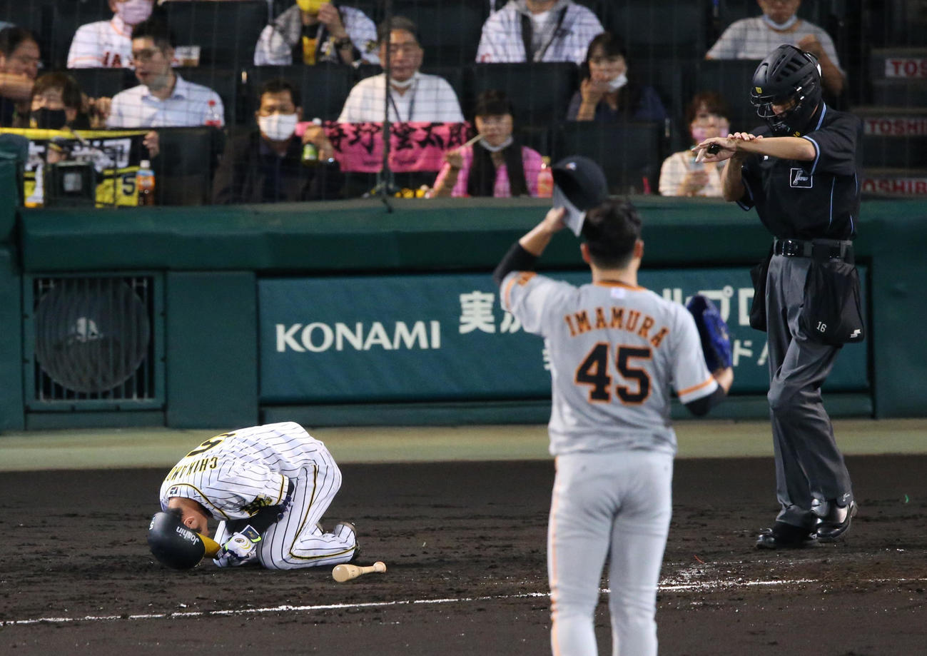 阪神対巨人　3回裏阪神無死、近本は死球を受けうずくまる（撮影・上山淳一）